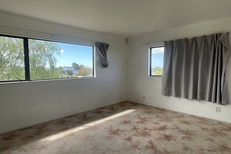 Photo of property in 4 Heversham Place, Glendene, Auckland, 0602