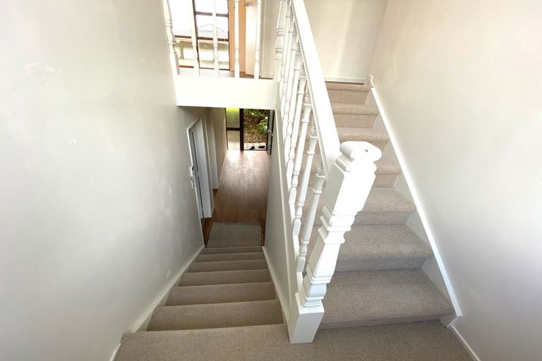 Photo of property in 11 Birman Close, Half Moon Bay, Auckland, 2012