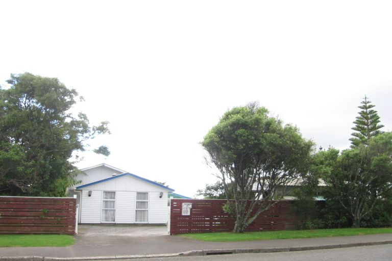 Photo of property in 47 Horokiwi Road West, Newlands, Wellington, 6037