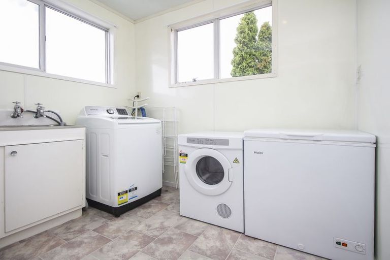 Photo of property in 21 Realm Place, Massey, Auckland, 0614