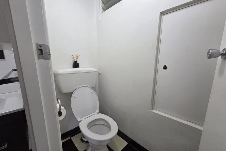 Photo of property in Churchill Flats, 213 The Terrace, Wellington Central, Wellington, 6011