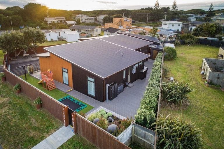 Photo of property in 5 Te Kiri Street, Himatangi Beach, Foxton, 4891