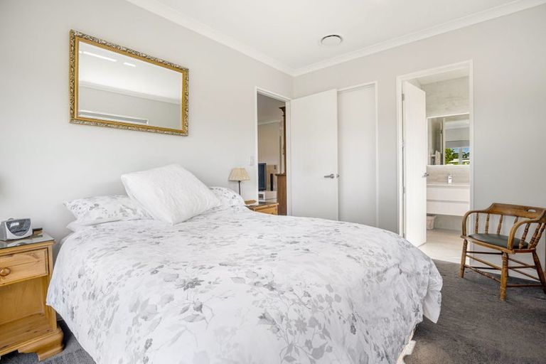 Photo of property in 16 Walter Ruddock Avenue, Kumeu, 0810