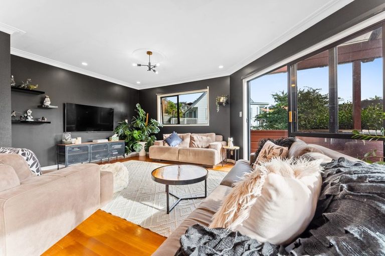 Photo of property in 10 Ballini Rise, West Harbour, Auckland, 0618