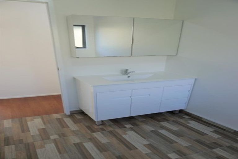 Photo of property in 1/100 Birkdale Road, Birkdale, Auckland, 0626