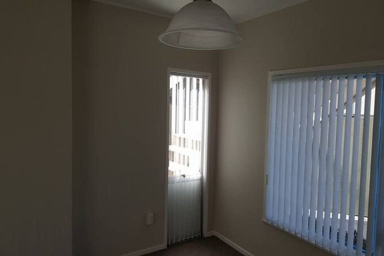 Photo of property in 1/212 Sunnynook Road, Totara Vale, Auckland, 0627