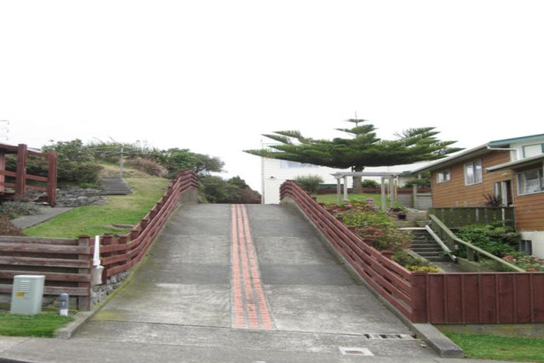 Photo of property in 4 Edgecombe Street, Newlands, Wellington, 6037