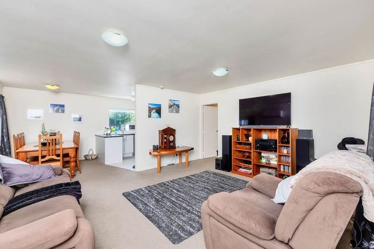 Photo of property in 2/8 Mchardy Place, Glenfield, Auckland, 0627
