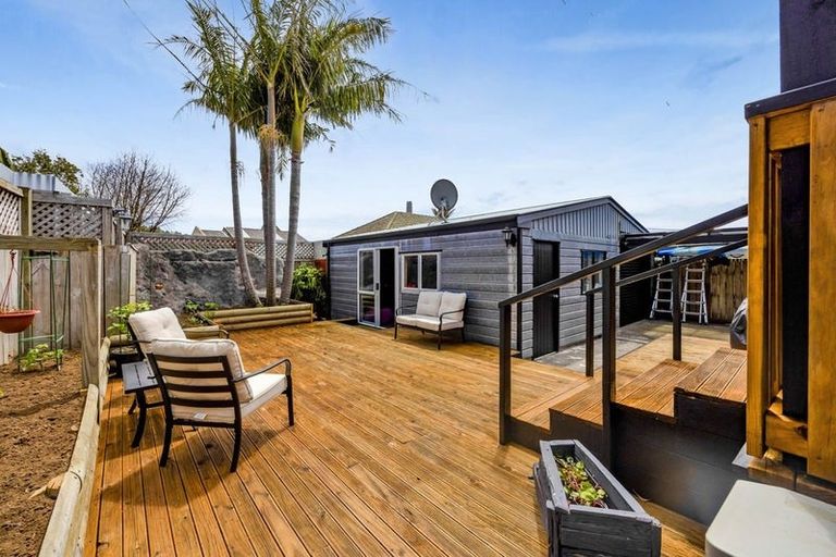 Photo of property in 30 Pioneer Road, Moturoa, New Plymouth, 4310