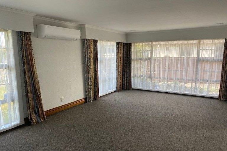 Photo of property in 33 Farquhars Road, Redwood, Christchurch, 8051