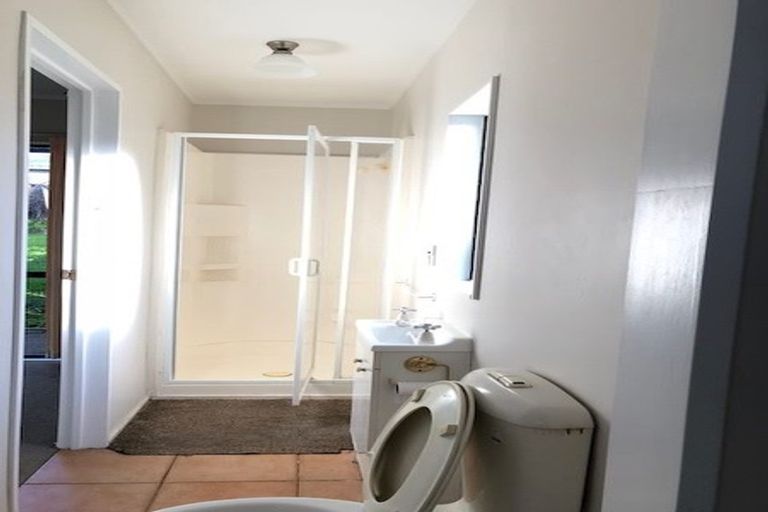 Photo of property in 18 Raphael Place, West Harbour, Auckland, 0618