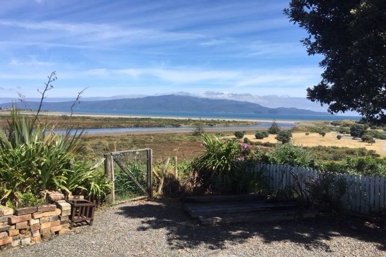 Photo of property in 170 Weggery Drive, Waikanae Beach, Waikanae, 5036