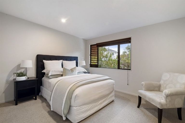 Photo of property in 2/71 Pupuke Road, Northcote, Auckland, 0627