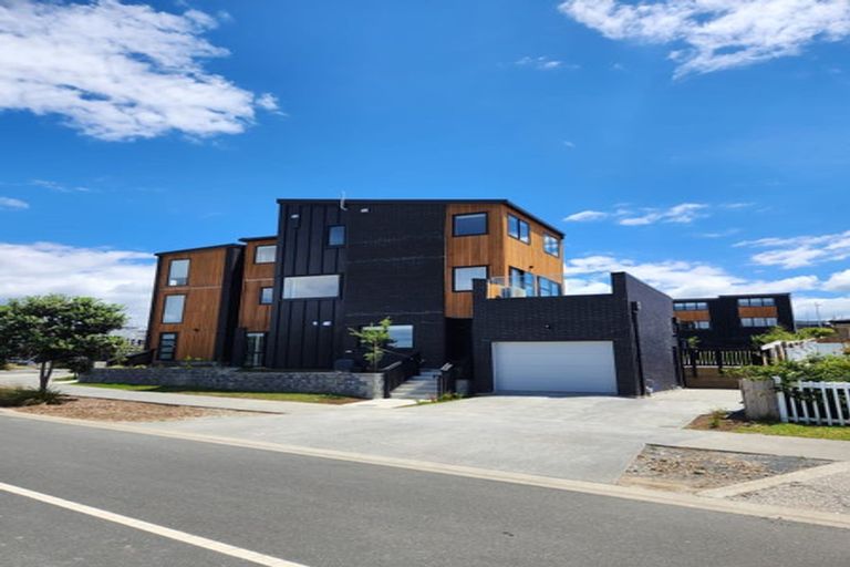 Photo of property in 15 Longshore Drive, Long Bay, Auckland, 0630