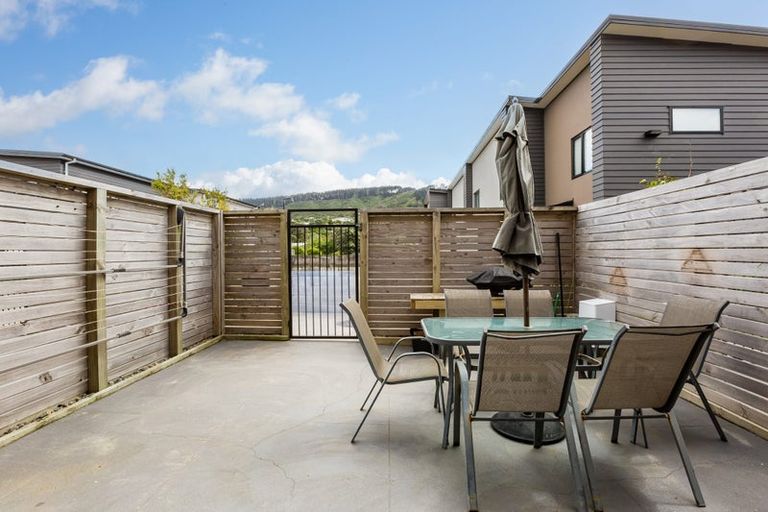 Photo of property in 7/9 Surrey Street, Tawa, Wellington, 5028