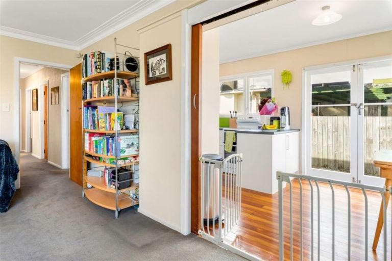 Photo of property in 17 Albert Road, Kelston, Auckland, 0602