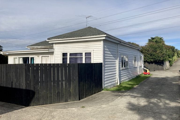 Photo of property in 55 Middlemore Crescent, Papatoetoe, Auckland, 2025