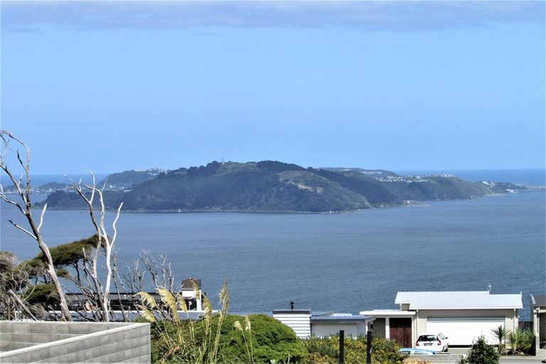 Photo of property in 10 Cromwell Point, Newlands, Wellington, 6037