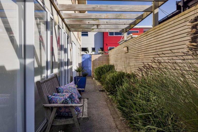 Photo of property in 2/30 Hamblyn Street, Strandon, New Plymouth, 4312