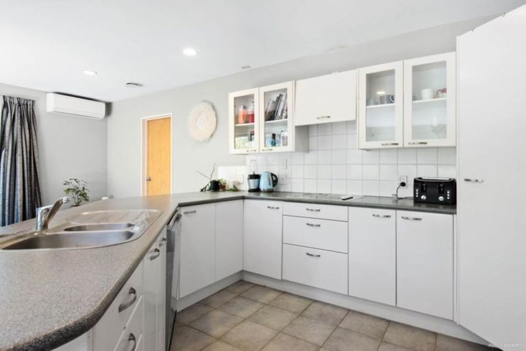 Photo of property in 30 Rosemary Avenue, Forrest Hill, Auckland, 0620