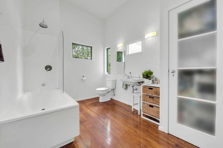 Photo of property in 11 Opou Road, Titirangi, Auckland, 0604