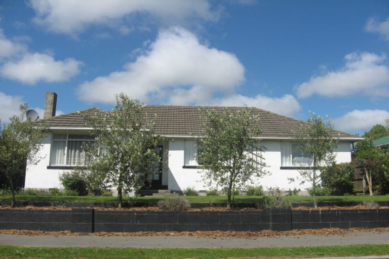 Photo of property in 8 Ardmore Place, Bishopdale, Christchurch, 8053