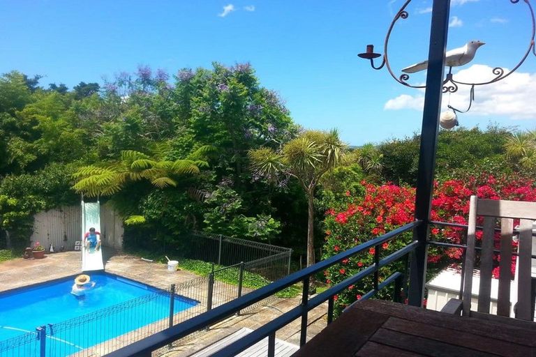 Photo of property in 26 Beach Road, Mellons Bay, Auckland, 2014