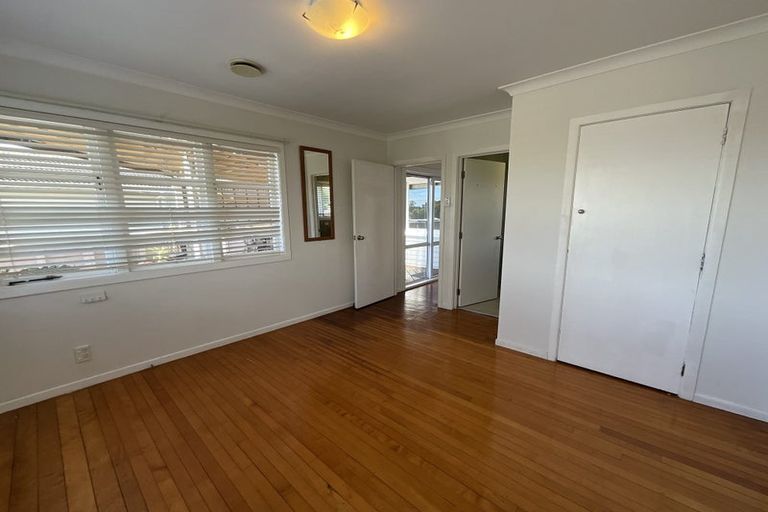 Photo of property in 4 Paton Avenue, Te Atatu South, Auckland, 0610
