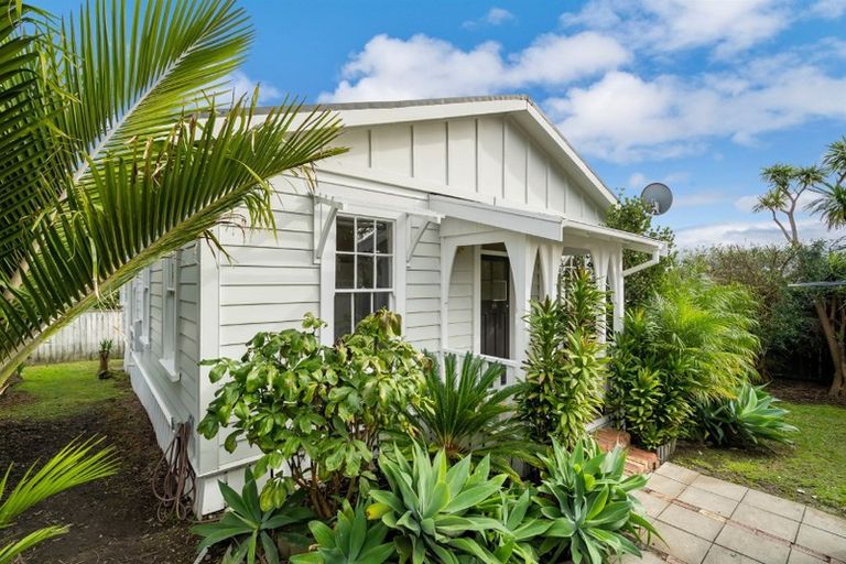 Photo of property in 2/21 Cowper Street, Devonport, Auckland, 0624