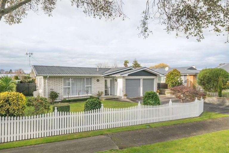 Photo of property in 14 Hollows Crescent, Takaro, Palmerston North, 4412