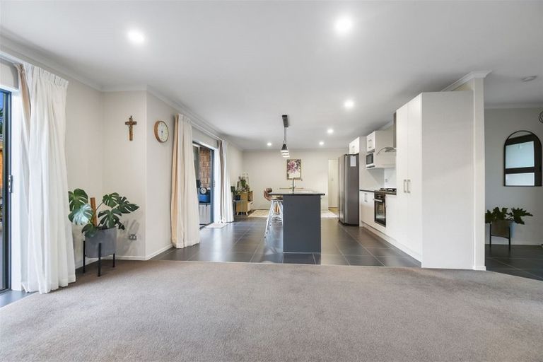 Photo of property in 37 Whitney Place, Rototuna North, Hamilton, 3210