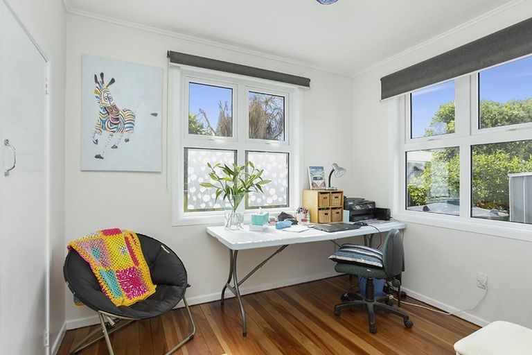 Photo of property in 15 Enderby Drive, Te Atatu Peninsula, Auckland, 0610