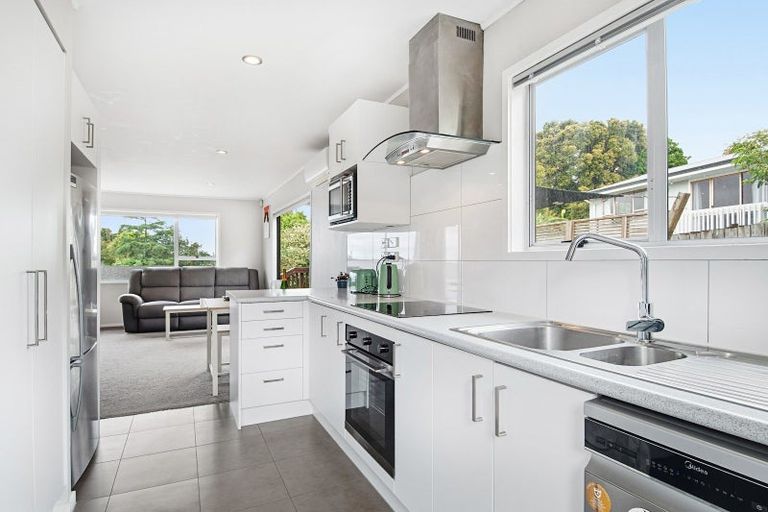 Photo of property in 2/17 Kemp Road, Massey, Auckland, 0614