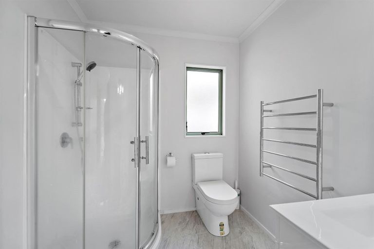 Photo of property in 32a Deverell Place, Northcross, Auckland, 0632