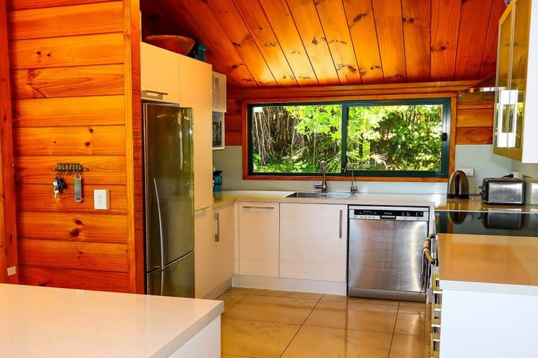 Photo of property in 86 Stoney Creek Drive, Waitakere, Henderson, 0782