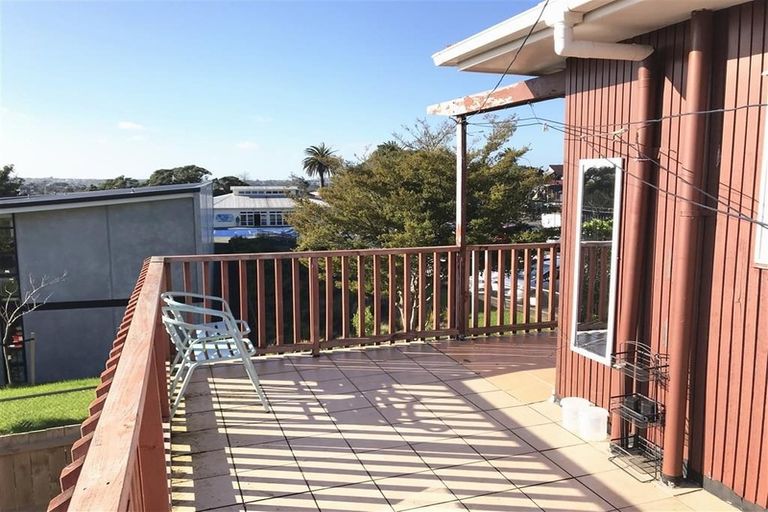 Photo of property in 2/71 Onewa Road, Northcote, Auckland, 0627