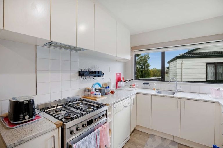 Photo of property in 2/10 Kirklow Place, Goodwood Heights, Auckland, 2105