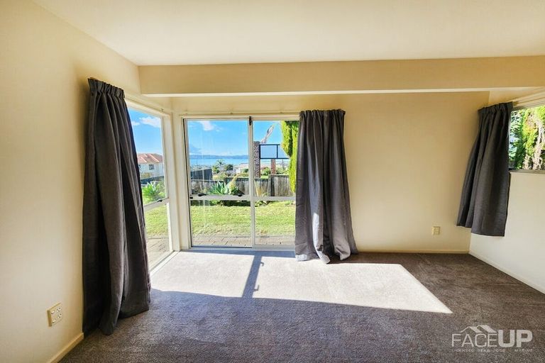 Photo of property in 20 Whiting Grove, West Harbour, Auckland, 0618
