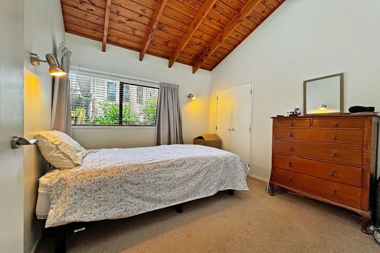 Photo of property in 1/20a Hauraki Road, Hauraki, Auckland, 0622