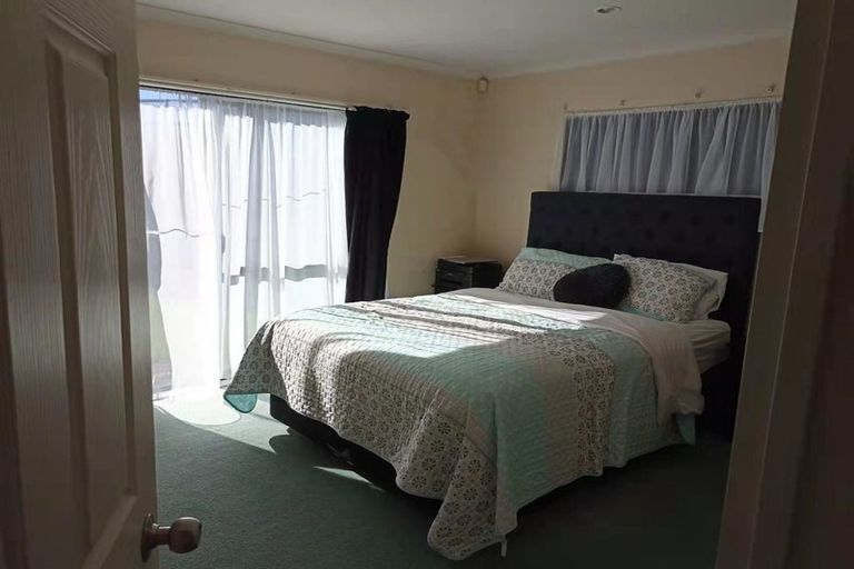 Photo of property in 12 Gunner Drive, Te Atatu Peninsula, Auckland, 0610