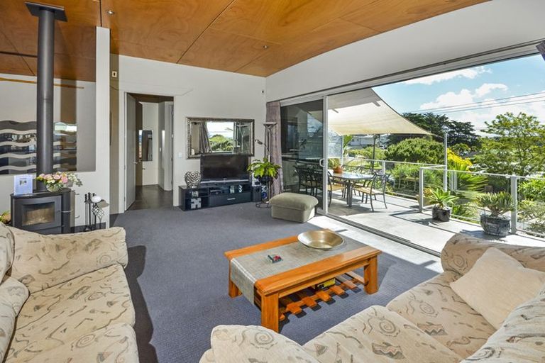 Photo of property in 2/19 Tindalls Bay Road, Tindalls Beach, Whangaparaoa, 0930