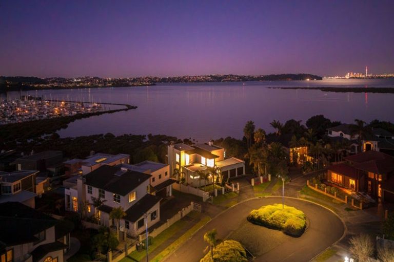Photo of property in 28 Mansion Court, West Harbour, Auckland, 0618