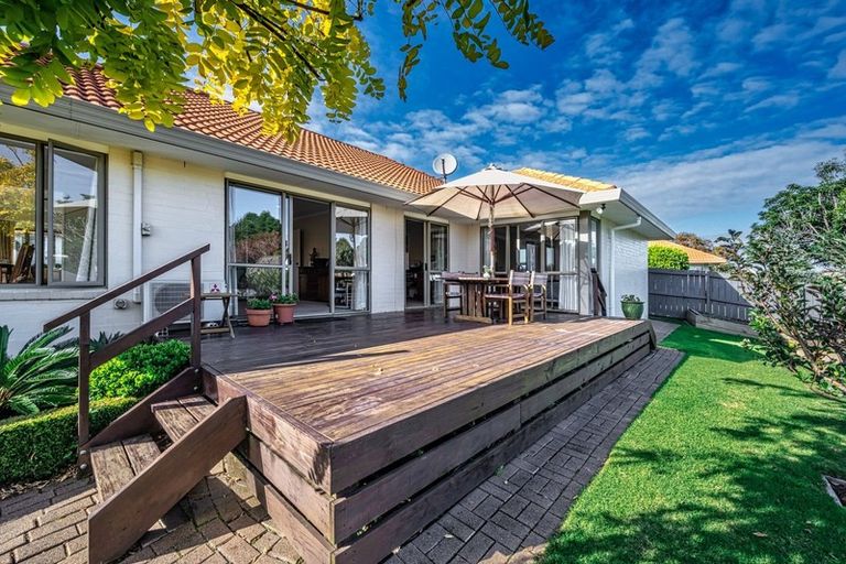 Photo of property in 26 Gillett Place, Botany Downs, Auckland, 2014