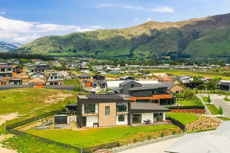 Photo of property in 18 Kotare Drive, Wanaka, 9305