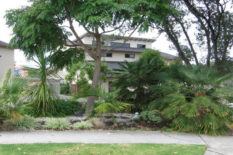 Photo of property in 18 Centennial Place, Campbells Bay, Auckland, 0630