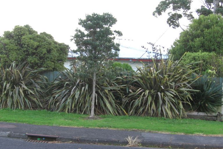 Photo of property in 2/14 Rewarewa Road, Te Atatu Peninsula, Auckland, 0610