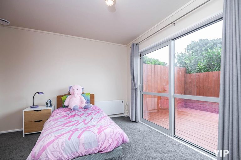 Photo of property in 52 Colchester Crescent, Newlands, Wellington, 6037