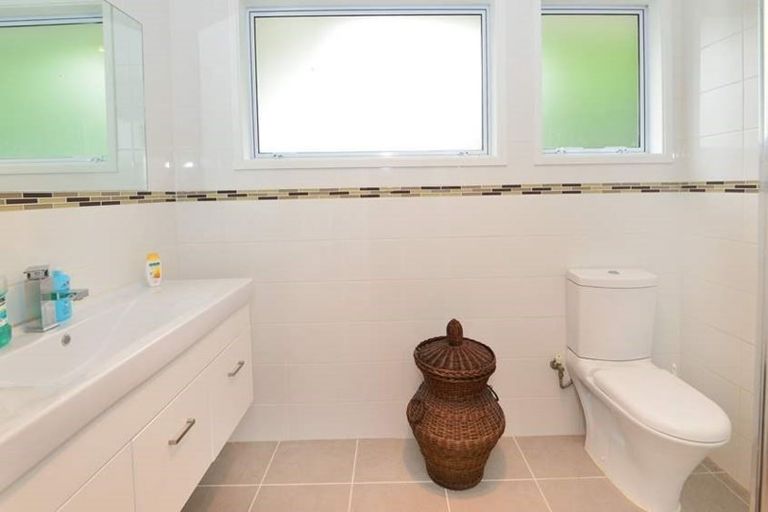 Photo of property in 82 Luckens Road, West Harbour, Auckland, 0618