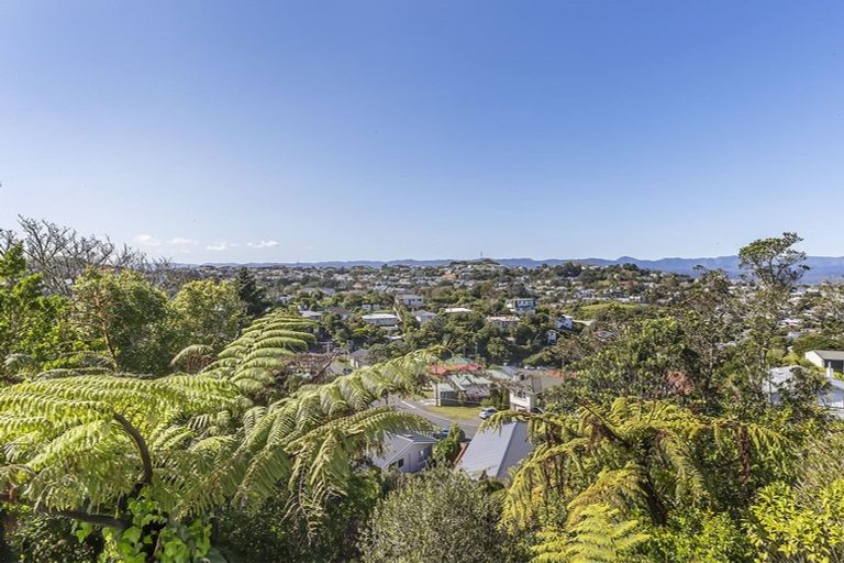 Photo of property in 6 Salford Street, Newlands, Wellington, 6037