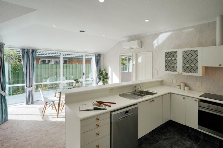 Photo of property in 33 Peer Street, Upper Riccarton, Christchurch, 8041